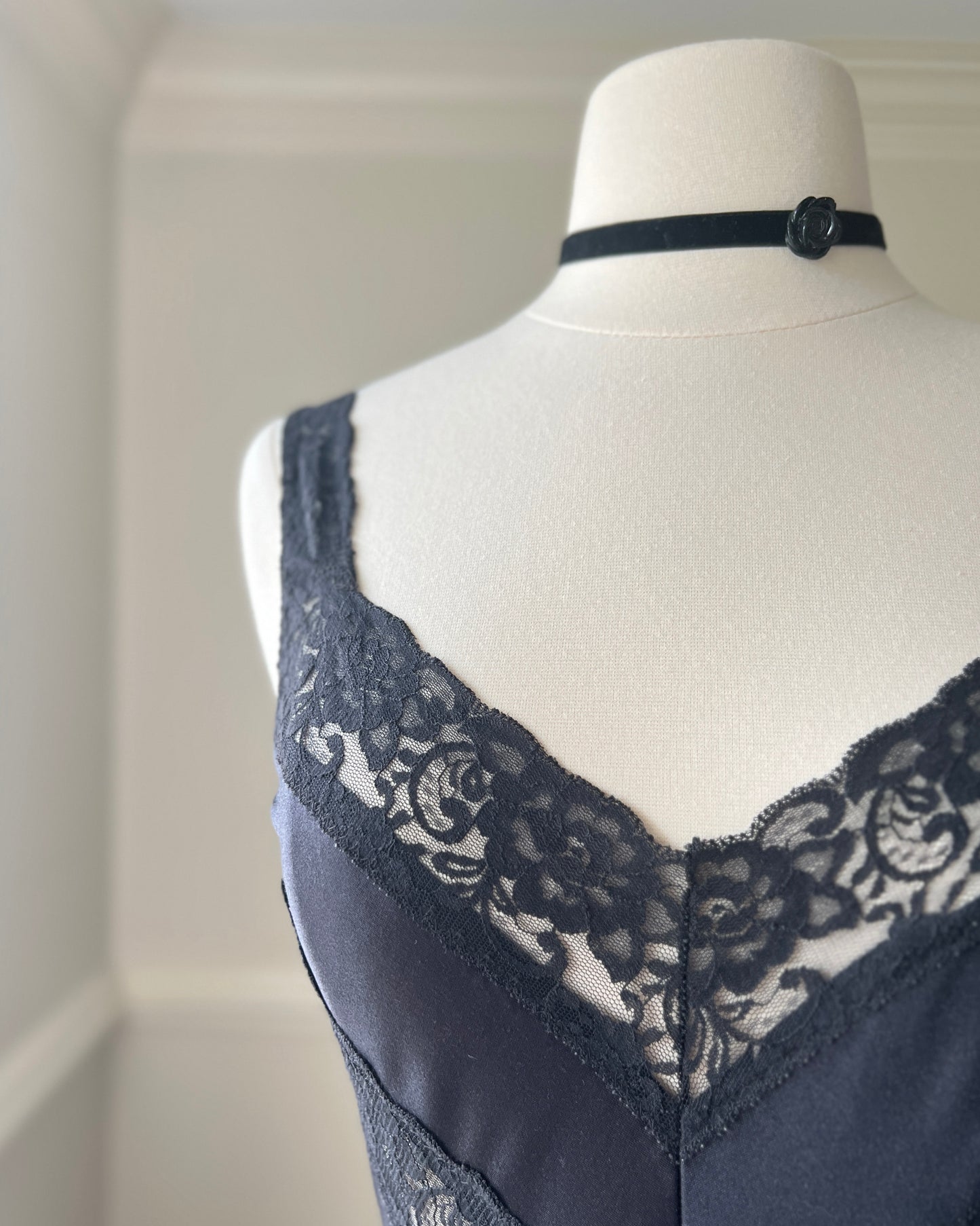 80s Elegant Grunge Maxi Dress featuring V-lace Cutout with Pleated Skirt