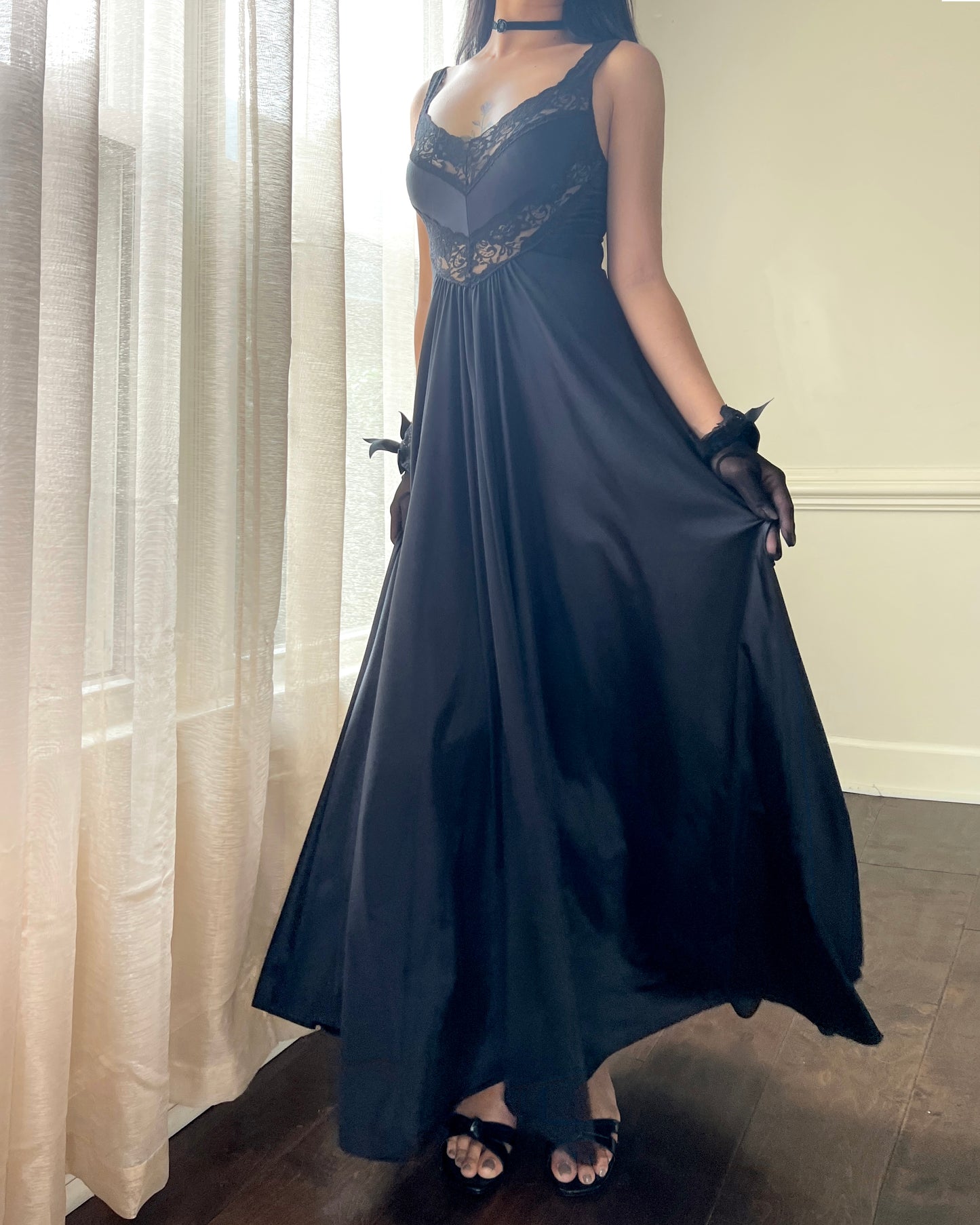 80s Elegant Grunge Maxi Dress featuring V-lace Cutout with Pleated Skirt