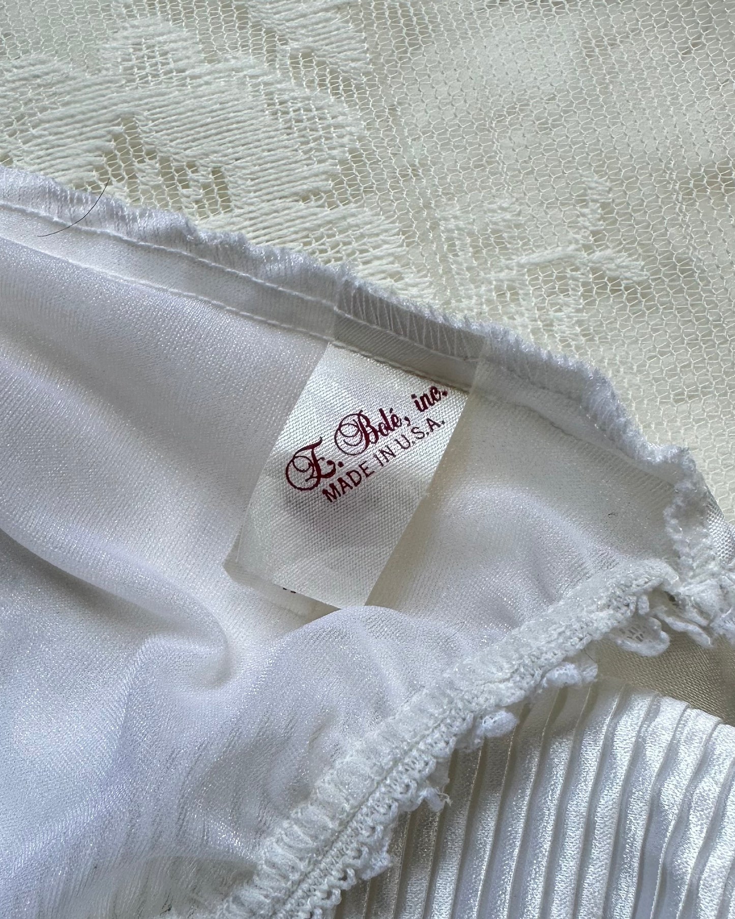 Cropped Corset-style Camisole featuring Cup Outline with Brocade Embroidery