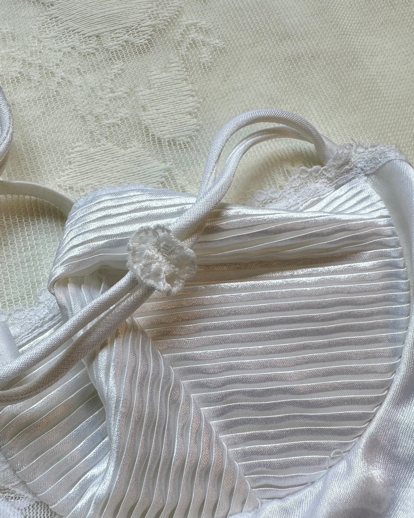 Cropped Corset-style Camisole featuring Cup Outline with Brocade Embroidery