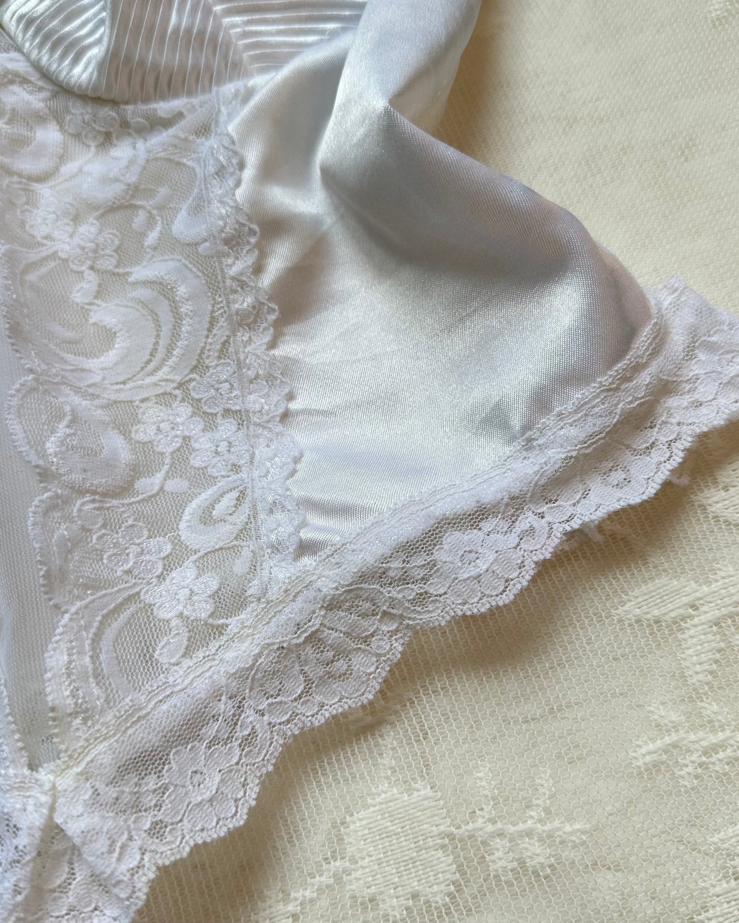 Cropped Corset-style Camisole featuring Cup Outline with Brocade Embroidery