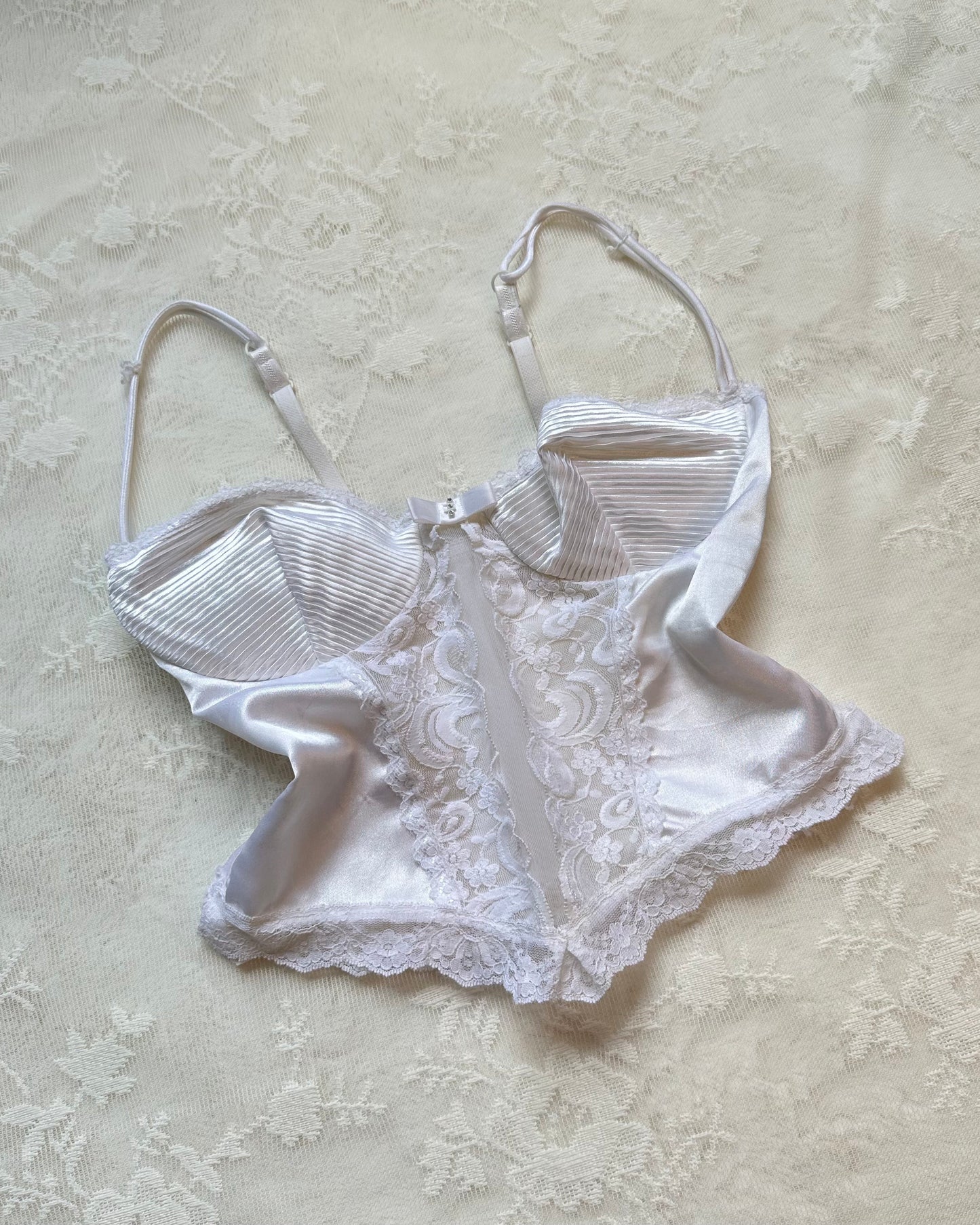 Cropped Corset-style Camisole featuring Cup Outline with Brocade Embroidery