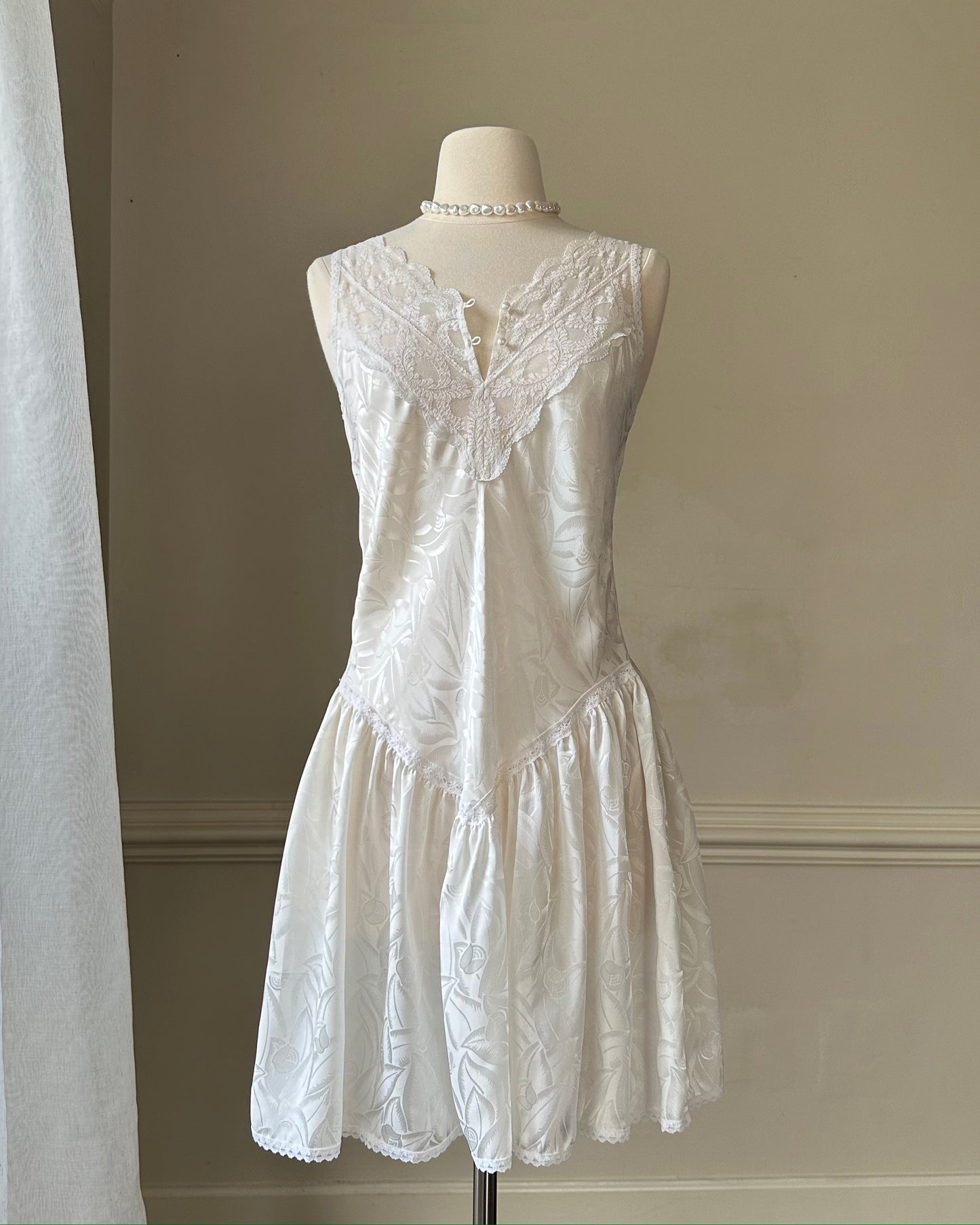 Vintage White Sleeveless Dress featuring Embossed Flowers With Lace Embroidery