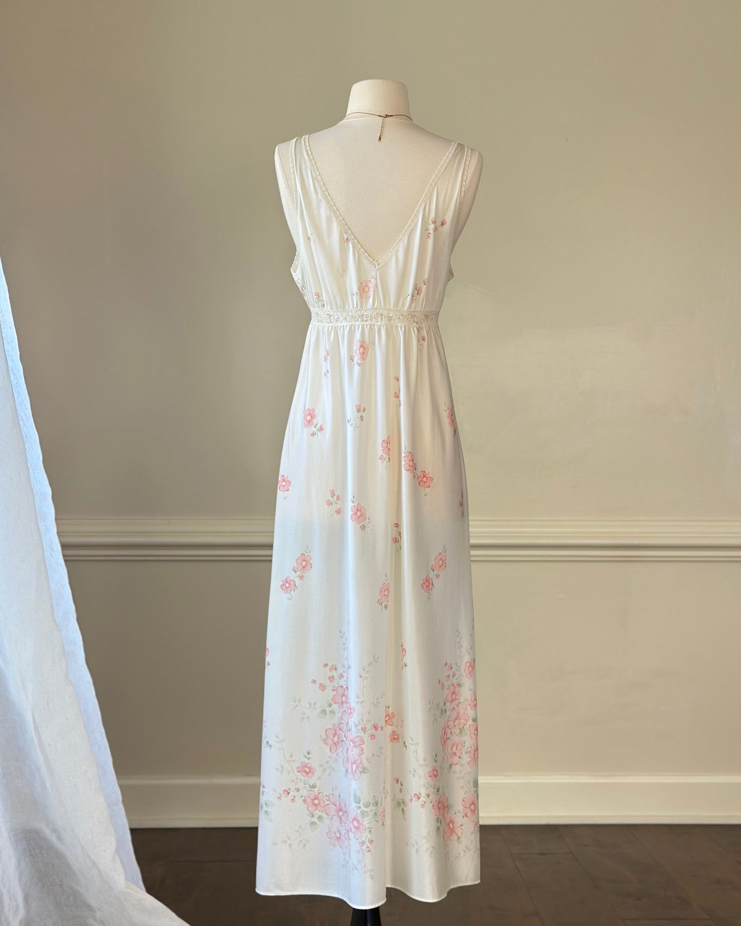 Beautifulpearl white maxi dress featuring peonies prints with plunge neckline