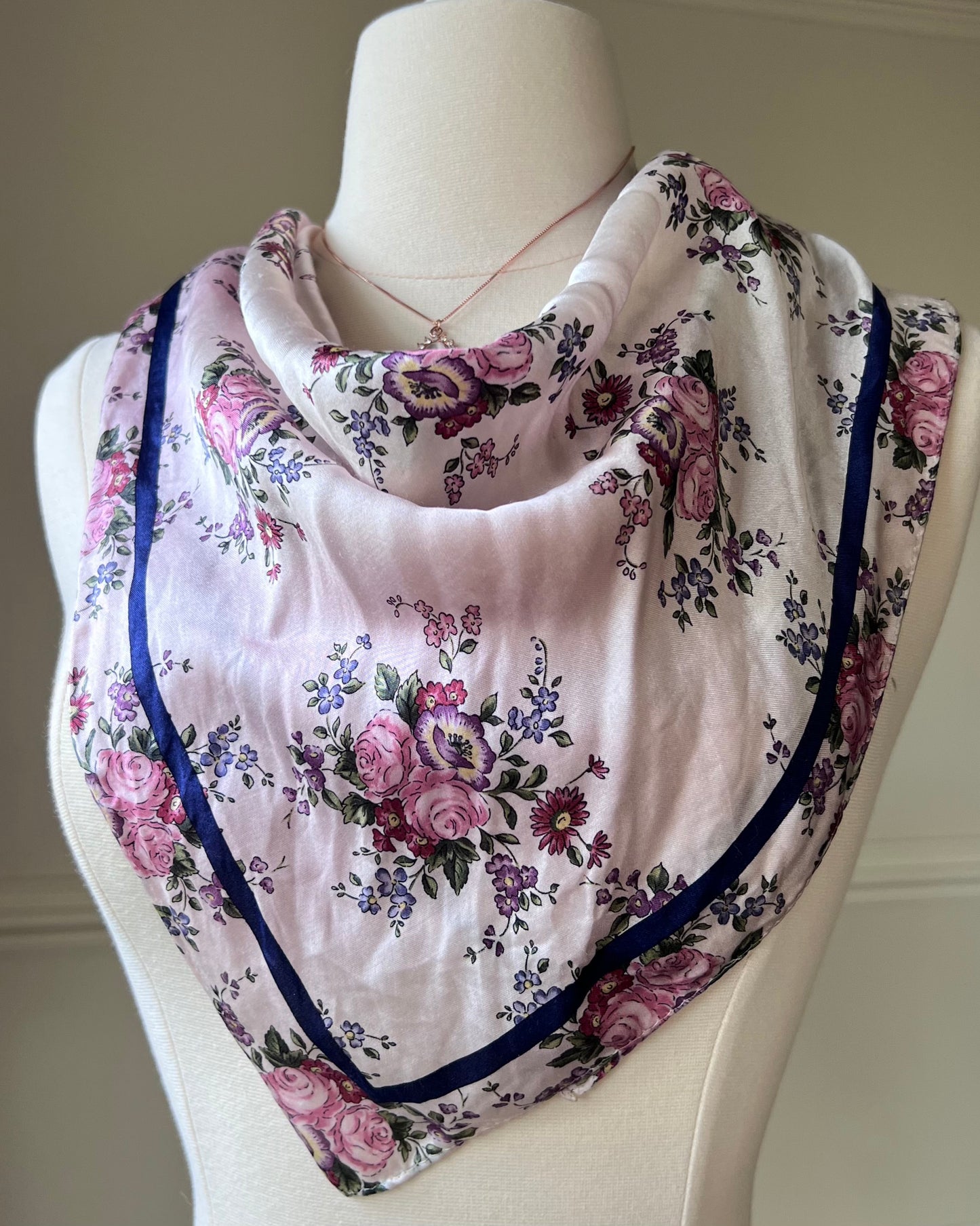 Timeless classy silk ivory scarf with rose bouquet